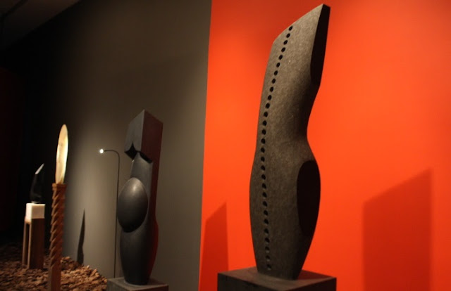 Sancho, eserinde sıklıkla kadın vücunu da işler. Annelik üzerine farklı bir yaklaşım sergileyerek eserinde hamile kadın vücutlarını tasarlar.