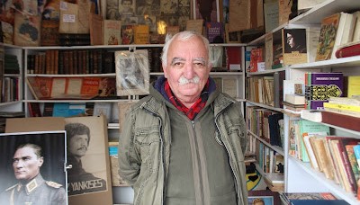 1966 yılında Şafak Sineması önünde çizgi roman satarak başlamış bu işe kitap dostu Halil abimiz.