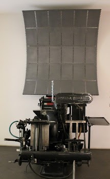 Bir kağıt parçası zannetmeyin beni....Usta ellerde sabırla işlenip hayat bulur ruhum... Bir zarfın köşesinde başlar tarihe yolculuğum... Bazen hüznü, bazen neşeyi taşısa da mektuplar, ben geçtiğim her duraktan yeni anlamlar toplar dururum... Ne zaman ki beni özenle saklayacak bir el bulsam, bütün değerlerim ve güzelliğimle ona teslim olurum... Ben bir posta puluyum...