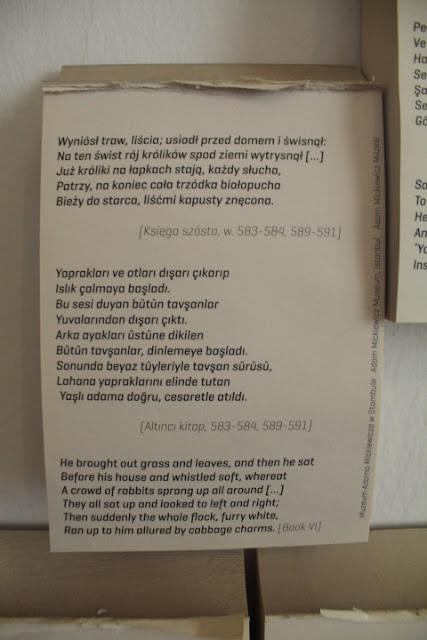 "Camiden mü'minler çıktıklarında hep birlikte Ezan sesleri akşamleyin kaybolur sessizce Ufuklar utançtan sanki yakut kesilince Gecenin gümüş hükümdarı yare gelir dinlenmeye."